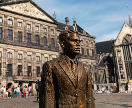Standbeeld van Charles D. Lu-A-Si op de Dam in Amsterdam, voor het Koninklijk Paleis en de Nieuwe Kerk.