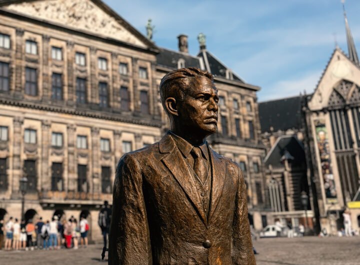 Standbeeld van Charles D. Lu-A-Si op de Dam in Amsterdam, voor het Koninklijk Paleis en de Nieuwe Kerk.