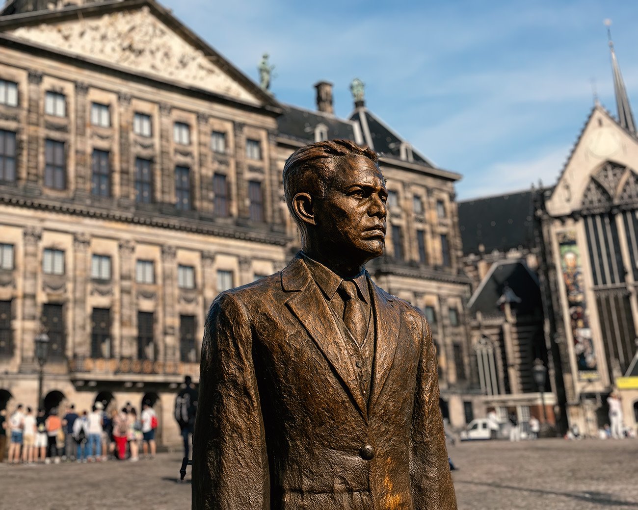 Standbeeld van Charles D. Lu-A-Si op de Dam in Amsterdam, voor het Koninklijk Paleis en de Nieuwe Kerk.