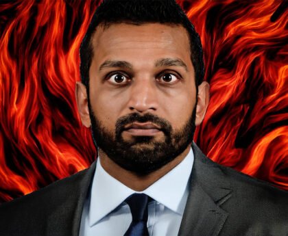 Portret van een man in pak voor een achtergrond van rode vlammen met de tekst “liar liar, pants on fire”.