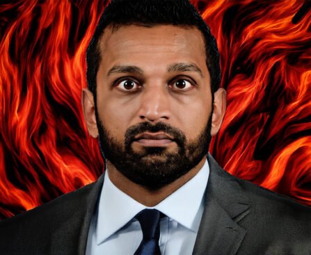 Portret van een man in pak voor een achtergrond van rode vlammen met de tekst “liar liar, pants on fire”.