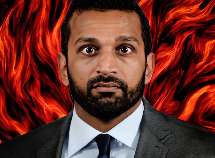 Portret van een man in pak voor een achtergrond van rode vlammen met de tekst “liar liar, pants on fire”.