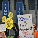 Demonstranten met borden over vrije meningsuiting en boycot van Disney tijdens protest rond Jimmy Kimmel