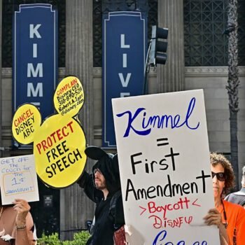 Demonstranten met borden over vrije meningsuiting en boycot van Disney tijdens protest rond Jimmy Kimmel