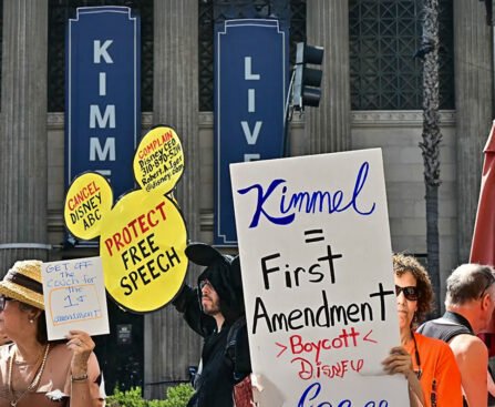 Demonstranten met borden over vrije meningsuiting en boycot van Disney tijdens protest rond Jimmy Kimmel