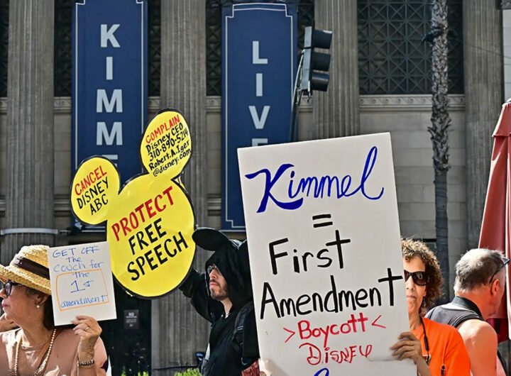 Demonstranten met borden over vrije meningsuiting en boycot van Disney tijdens protest rond Jimmy Kimmel
