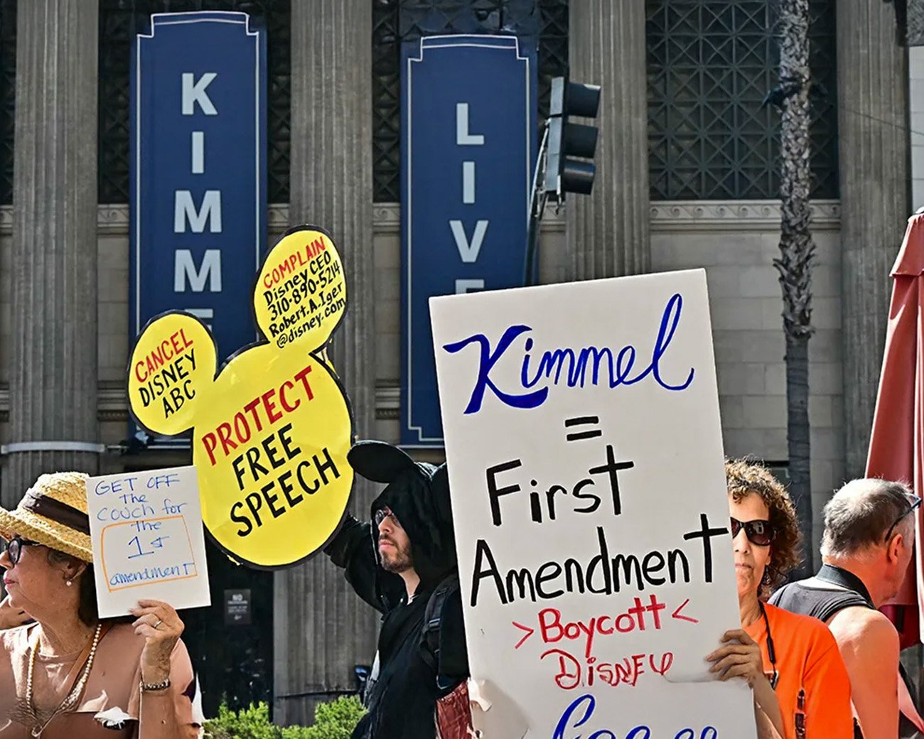 Demonstranten met borden over vrije meningsuiting en boycot van Disney tijdens protest rond Jimmy Kimmel