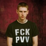 Jongere draagt een T-shirt met kritiek op de PVV