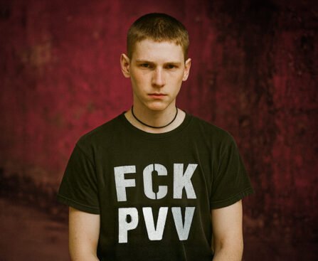 Jongere draagt een T-shirt met kritiek op de PVV