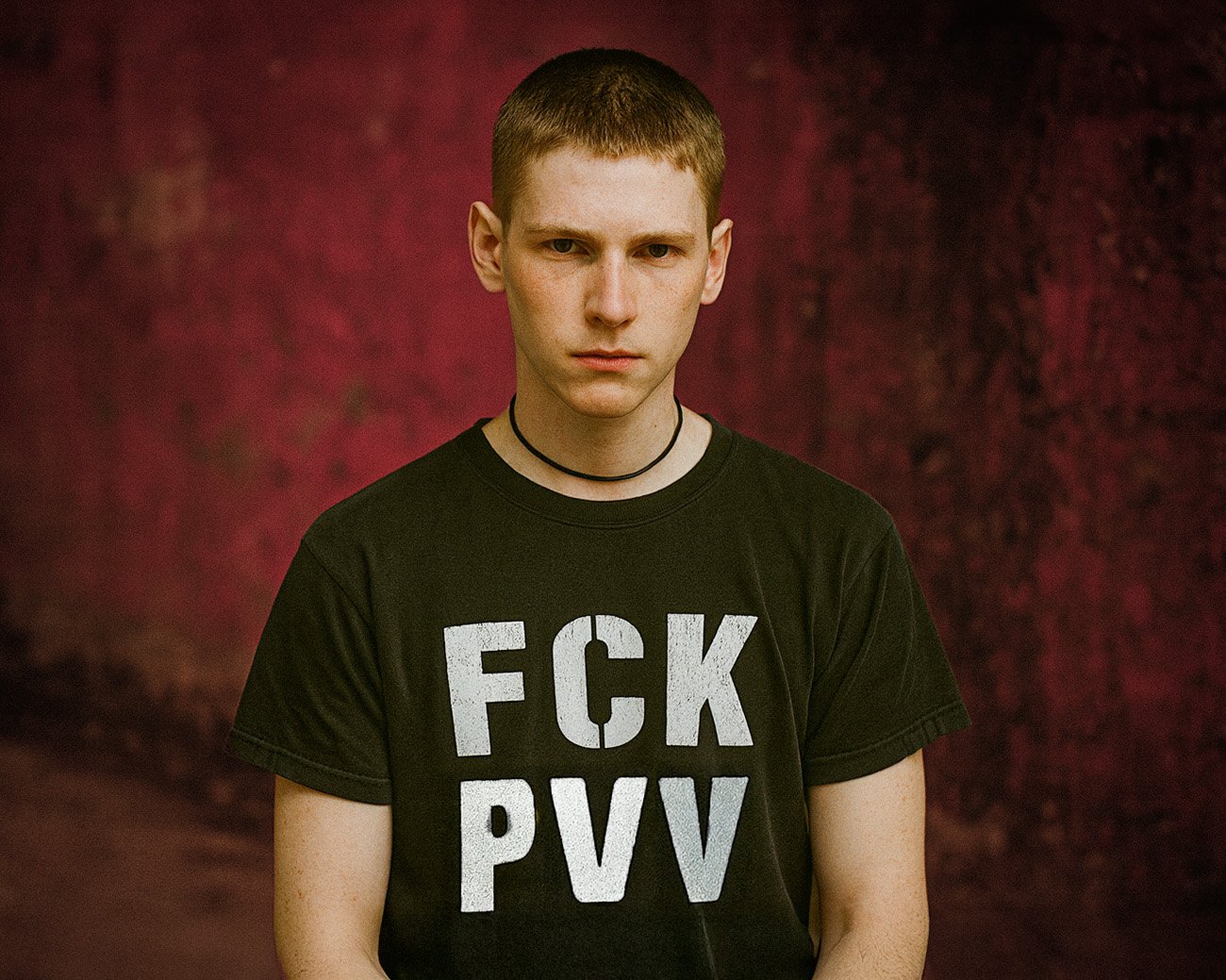 Jongere draagt een T-shirt met kritiek op de PVV