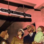 Afro-Amerikaanse familie kijkt naar bord met opschrift “Negro Waiting Room” tijdens segregatie in de VS