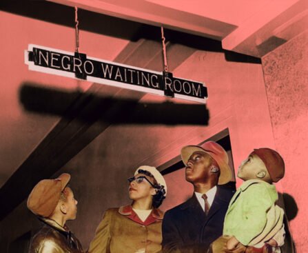 Afro-Amerikaanse familie kijkt naar bord met opschrift “Negro Waiting Room” tijdens segregatie in de VS