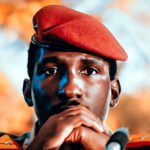 Thomas Sankara in militair uniform met rode baret tijdens een toespraak in Burkina Faso