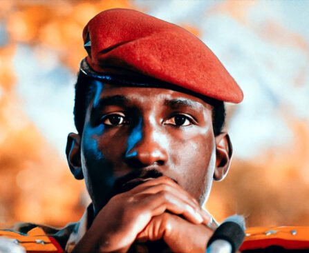 Thomas Sankara in militair uniform met rode baret tijdens een toespraak in Burkina Faso