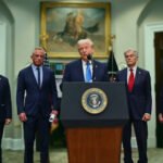 Donald Trump spreekt tijdens persconferentie over paracetamol en autisme, geflankeerd door figuren zonder medisch-wetenschappelijke achtergrond