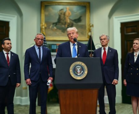 Donald Trump spreekt tijdens persconferentie over paracetamol en autisme, geflankeerd door figuren zonder medisch-wetenschappelijke achtergrond