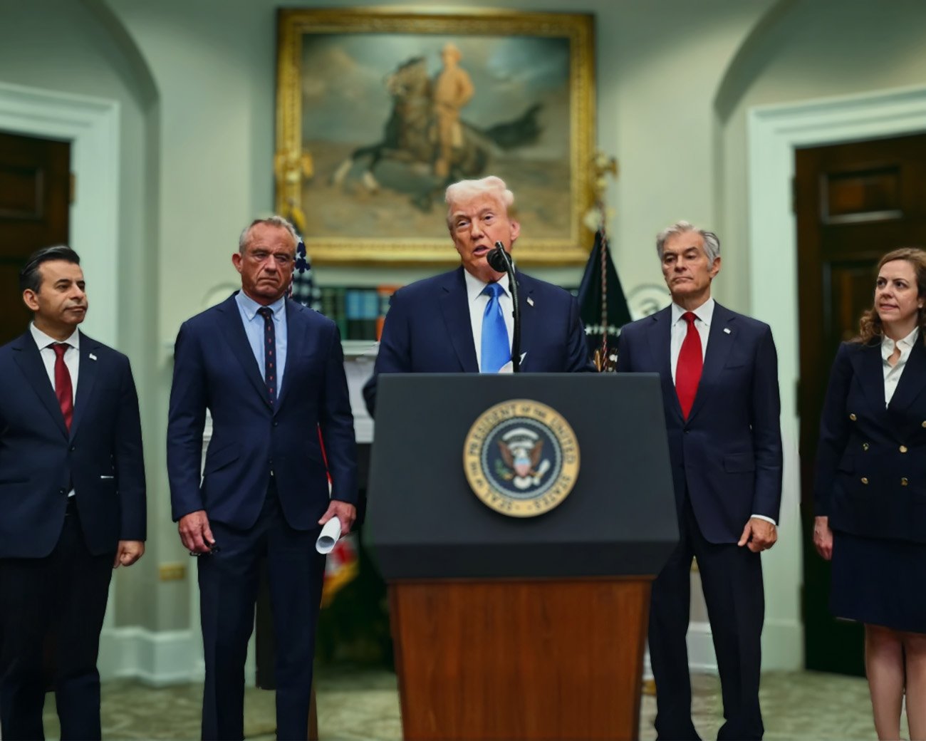 Donald Trump spreekt tijdens persconferentie over paracetamol en autisme, geflankeerd door figuren zonder medisch-wetenschappelijke achtergrond