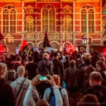 Mensen met antifascistische spandoeken tijdens een vreedzame demonstratie tegen extreemrechts in Amsterdam