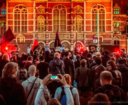 Mensen met antifascistische spandoeken tijdens een vreedzame demonstratie tegen extreemrechts in Amsterdam