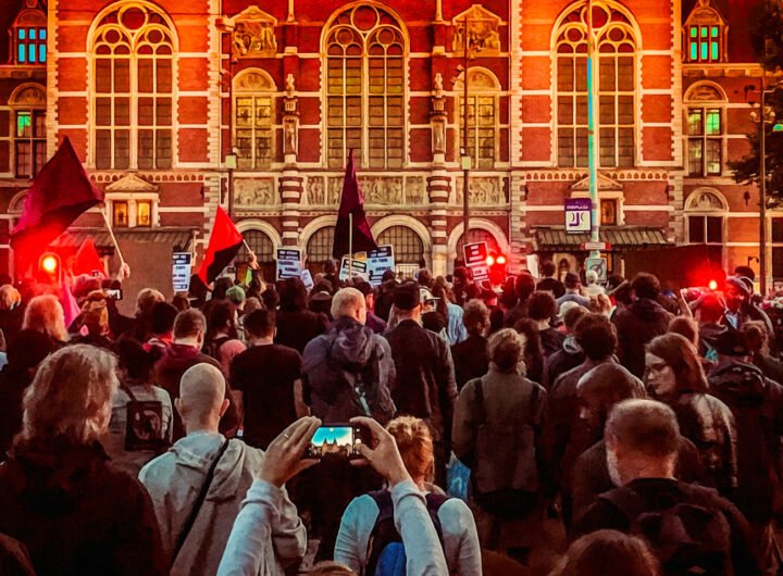 Mensen met antifascistische spandoeken tijdens een vreedzame demonstratie tegen extreemrechts in Amsterdam
