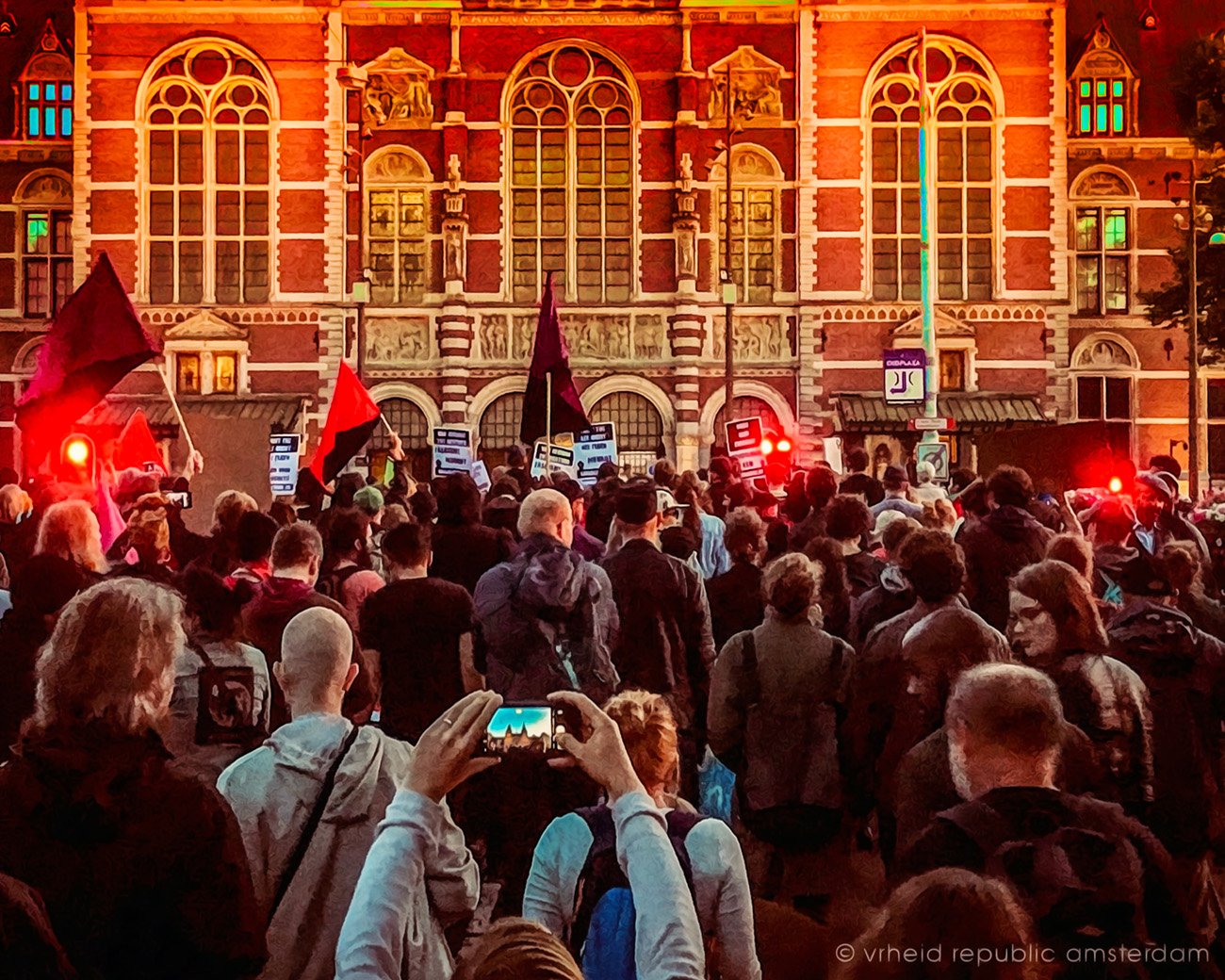 Mensen met antifascistische spandoeken tijdens een vreedzame demonstratie tegen extreemrechts in Amsterdam