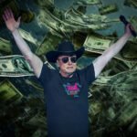 Elon Musk met opgeheven armen terwijl dollars om hem heen vallen, symbool voor zijn miljardeneis bij Tesla.