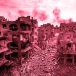 Verwoeste woonblokken in Gaza na bombardementen, met rookpluimen boven de stad.