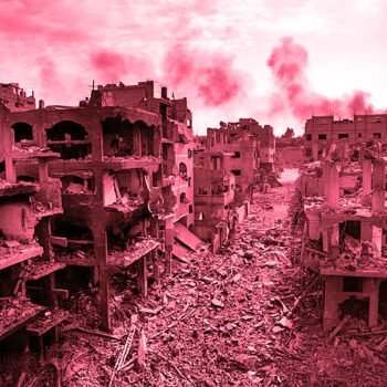 Verwoeste woonblokken in Gaza na bombardementen, met rookpluimen boven de stad.