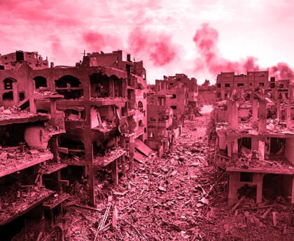 Verwoeste woonblokken in Gaza na bombardementen, met rookpluimen boven de stad.