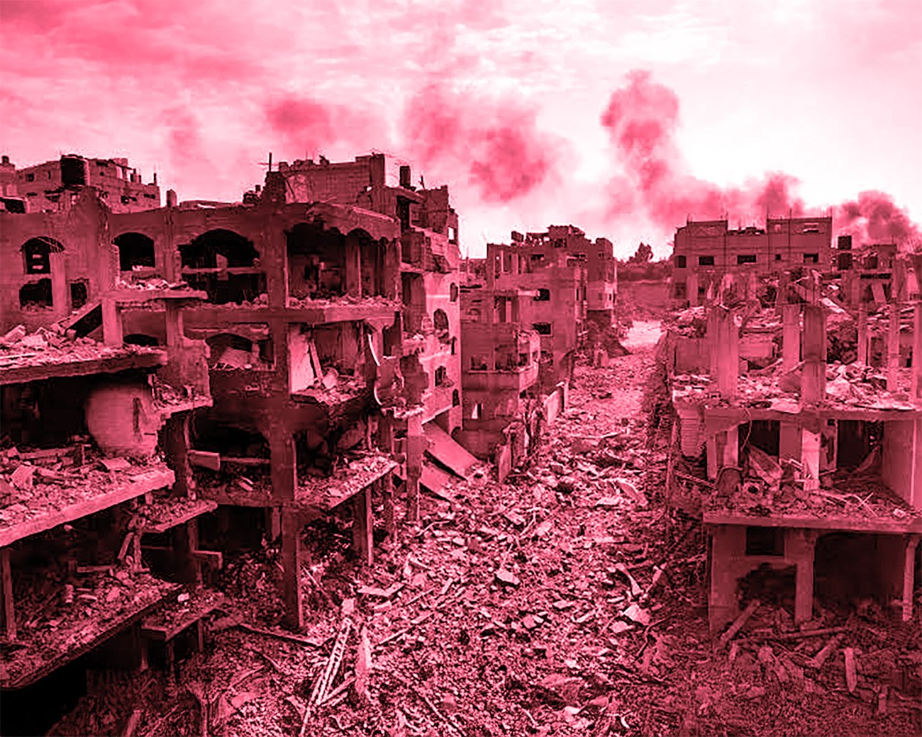 Verwoeste woonblokken in Gaza na bombardementen, met rookpluimen boven de stad.
