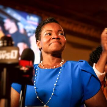 India Walton spreekt de pers toe na haar overwinning in de Democratische voorverkiezing in Buffalo