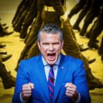 Pete Hegseth spreekt fel met marcherende militairen op de achtergrond