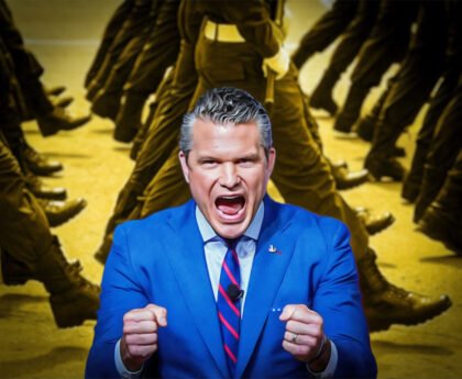 Pete Hegseth spreekt fel met marcherende militairen op de achtergrond