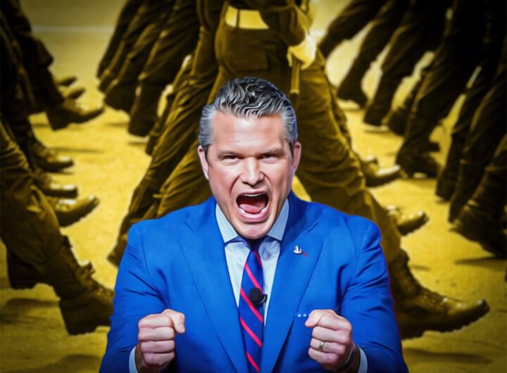 Pete Hegseth spreekt fel met marcherende militairen op de achtergrond