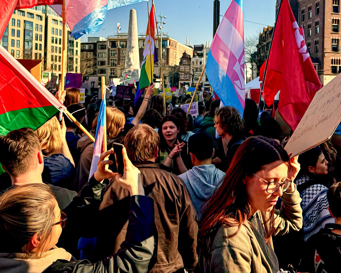 Een groep demonstranten op de Dam met vlaggen en protestborden tijdens een mars voor vrijheid en solidariteit in Amsterdam.