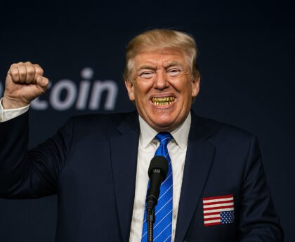 Donald Trump met gouden tanden en opgeheven vuist, lachend op een crypto-evenement
