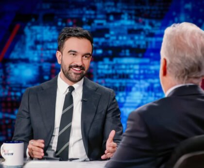 Zohran Mamdani in gesprek met Jon Stewart bij The Daily Show over zijn burgemeesterscampagne in New York.
