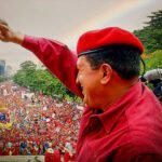 Hugo Chávez groet een menigte tijdens een massabijeenkomst in Caracas