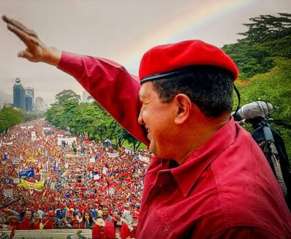 Hugo Chávez groet een menigte tijdens een massabijeenkomst in Caracas