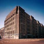 Voormalig hoofdkantoor van de Nederlandsche Handel-Maatschappij in Amsterdam, gebouwd op koloniale handelswinst en omgeven door beelden van gouverneurs-generaal.