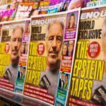 Krantenrek met meerdere exemplaren van een tabloid over de Epstein-tapes