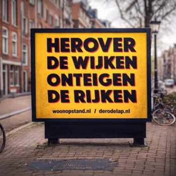 Gele actiebord met de tekst “Herover de wijken, onteigen de rijken” in een Amsterdams straatbeeld.