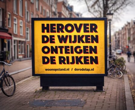 Gele actiebord met de tekst “Herover de wijken, onteigen de rijken” in een Amsterdams straatbeeld.