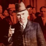 Portret van John Maclean in jas en hoed, omringd door arbeiders op de achtergrond.
