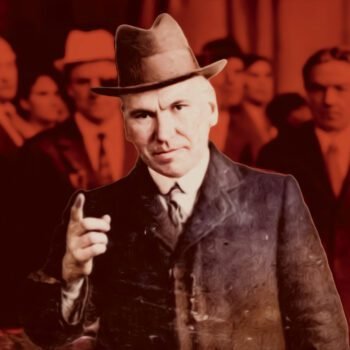Portret van John Maclean in jas en hoed, omringd door arbeiders op de achtergrond.