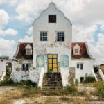 Historisch landhuis in Willemstad, Curaçao, een vroeg koloniaal plantagegebouw dat de sociale hiërarchieën van het eiland weerspiegelt.