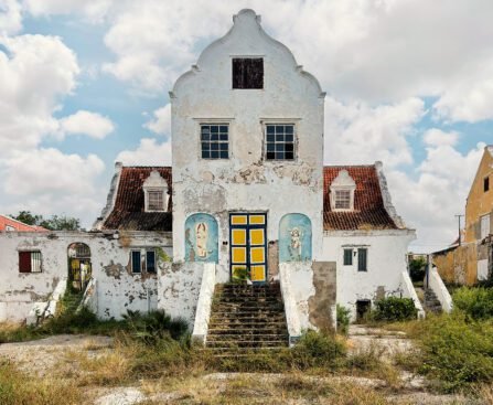Historisch landhuis in Willemstad, Curaçao, een vroeg koloniaal plantagegebouw dat de sociale hiërarchieën van het eiland weerspiegelt.