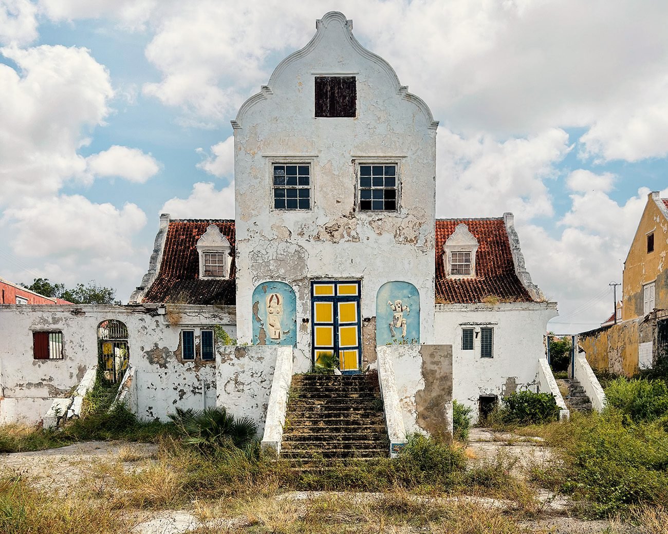 Historisch landhuis in Willemstad, Curaçao, een vroeg koloniaal plantagegebouw dat de sociale hiërarchieën van het eiland weerspiegelt.