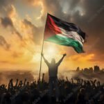 Een persoon houdt een grote Palestijnse vlag omhoog terwijl een menigte onder hem juicht bij een horizon met rook en een opkomende zon.