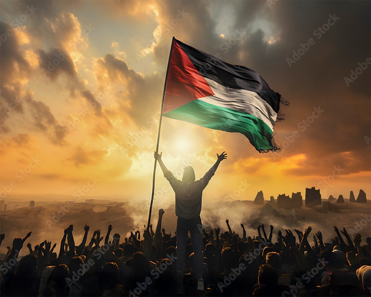 Een persoon houdt een grote Palestijnse vlag omhoog terwijl een menigte onder hem juicht bij een horizon met rook en een opkomende zon.